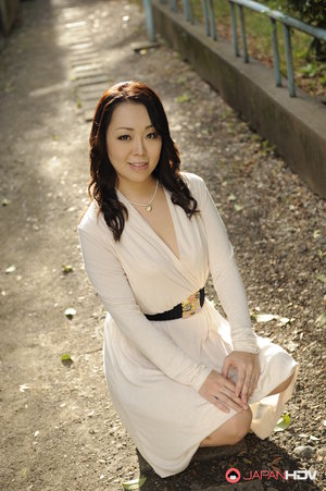 18 year old female boxer Sabrina Blond covers up her naked tits